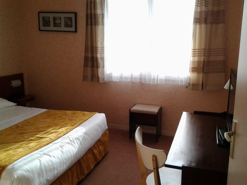 Hotel Chantepie Жуе-ле-Тур Екстериор снимка