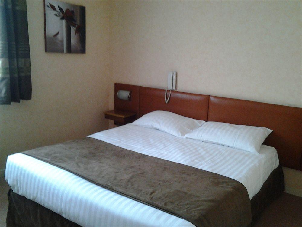 Hotel Chantepie Жуе-ле-Тур Екстериор снимка